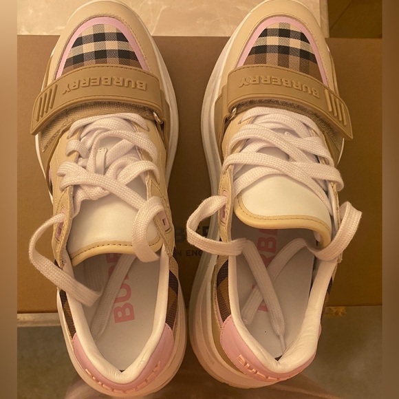BURBERRY Lifestyle Gym Shoes Classic Beige/White/Black w/Pink Highlites, EUC - Picture 4 of 13